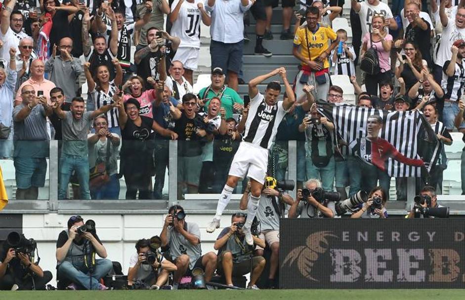 La consueta esultanza di Ronaldo. I tifosi bianconeri sono impazziti alle sue spalle, presenti allo Stadium per i primi gol del portoghese in Serie A. GETTY IMAGES